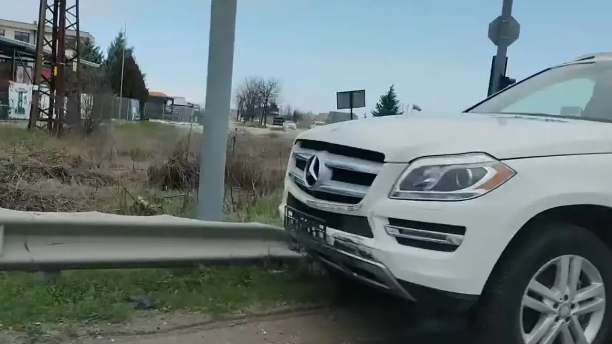 Два джипа с бясна каскада на Околовръстното в Пловдив, единият кацна на мантинела Снимки