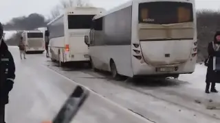 Верижно меле с няколко автобуса блокира път в Разградско