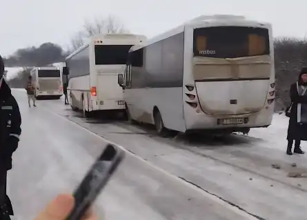 Верижно меле с няколко автобуса блокира път в Разградско