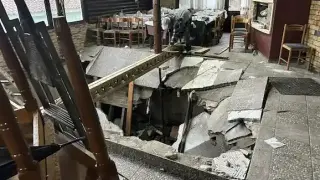 Подът на гръцка таверна пропадна, 15 души пострадаха