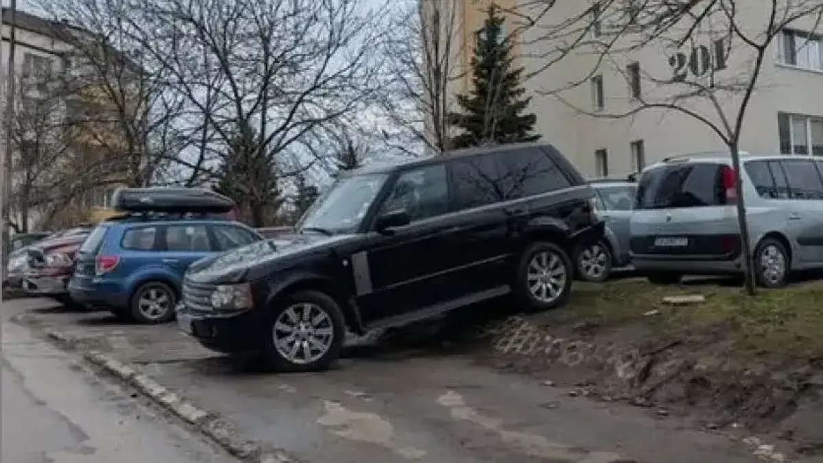 За Рейнджъра няма невъзможни места: Столичен шофьор изуми мрежата с паркиране Снимка