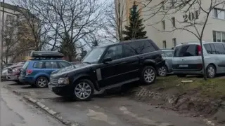 За Рейнджъра няма невъзможни места: Столичен шофьор изуми мрежата с паркиране Снимка