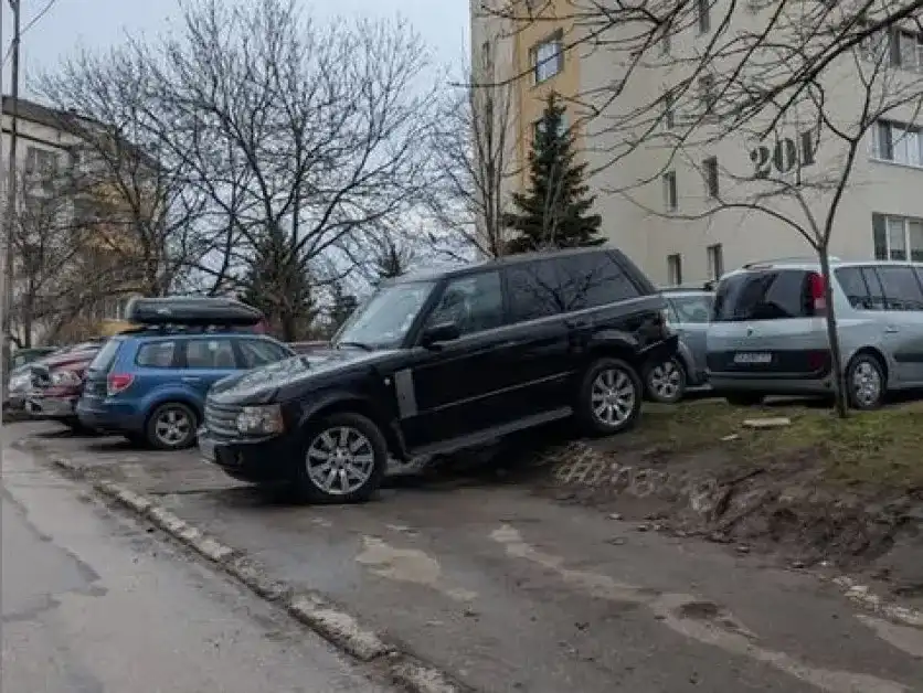 За Рейнджъра няма невъзможни места: Столичен шофьор изуми мрежата с паркиране Снимка