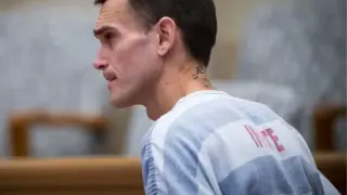 Мъж разчлени жена си, след като тя почина при раждане, и направи снимки с нея и децата им