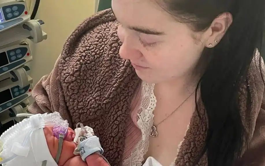 Девойка изпадна в кома, след като отпразнува 18-ия си рожден ден, и се събуди бременна Снимки