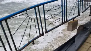 Крайбрежната алея в Ахтопол увисна зловещо над морето Снимки