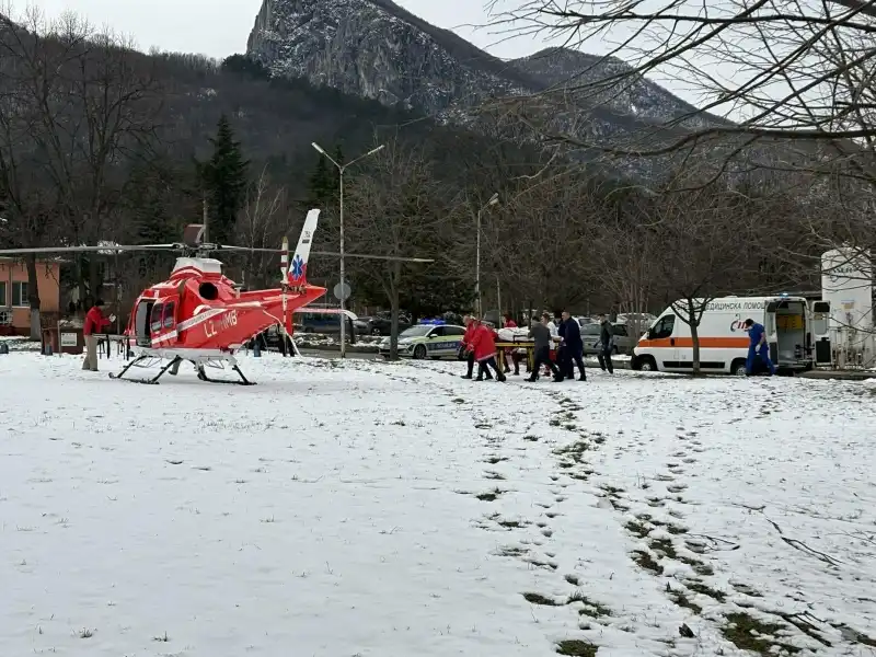 Полиция отцепи болницата във Враца, медицинският хеликоптер кацна по спешност Снимки