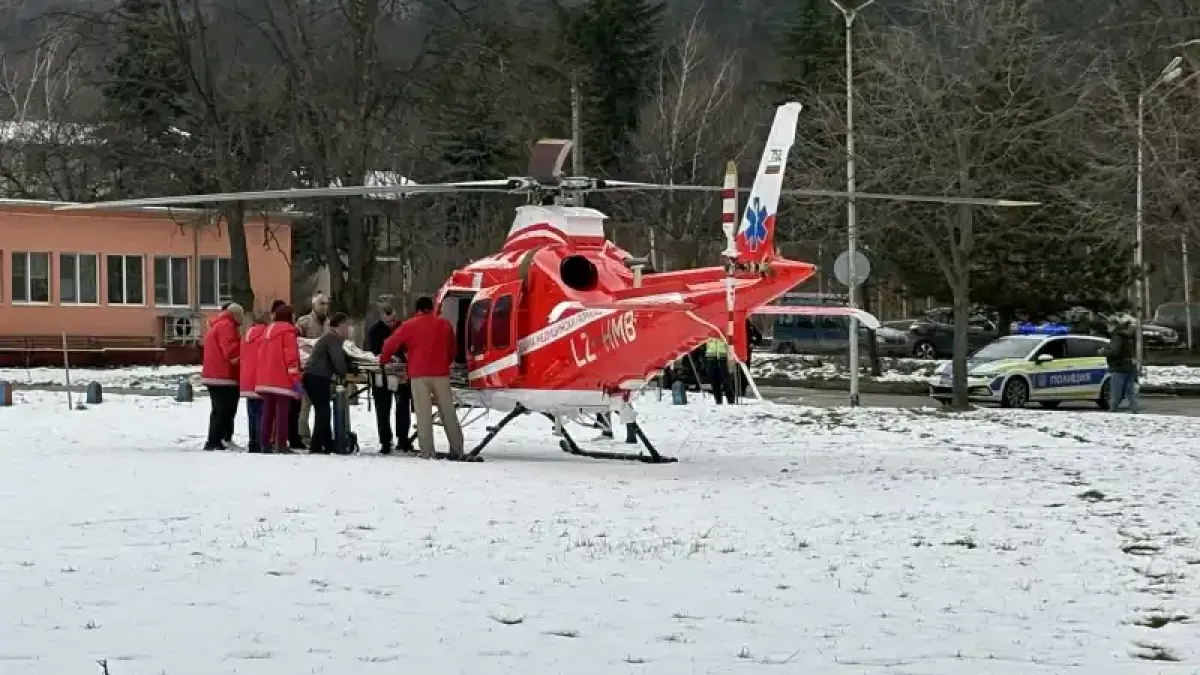 Полиция отцепи болницата във Враца, медицинският хеликоптер кацна по спешност Снимки