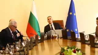 Чистката по високите етажи продължава, паднаха още глави