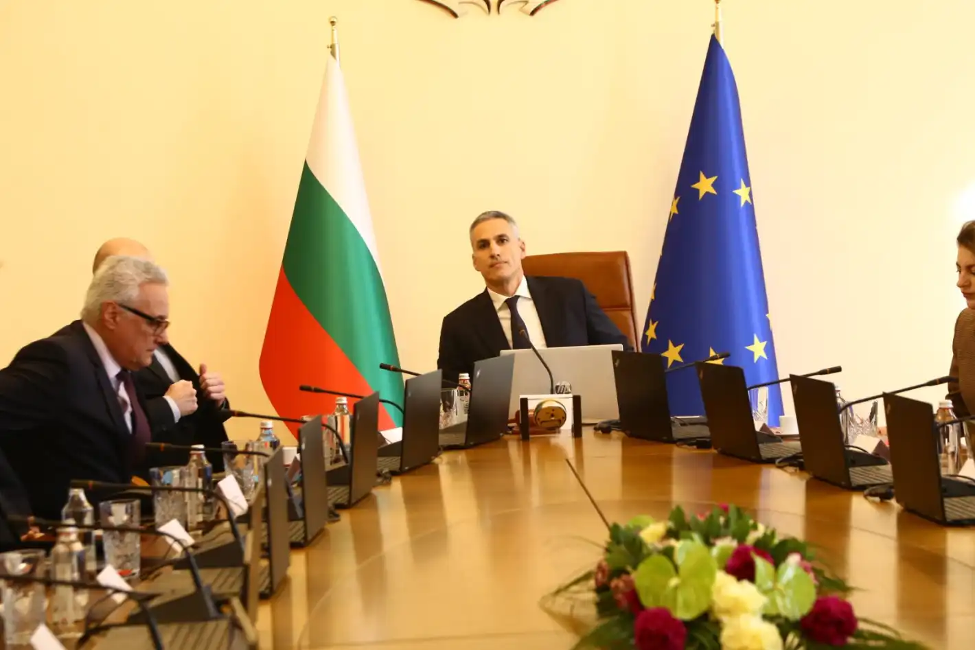 Чистката по високите етажи продължава, паднаха още глави
