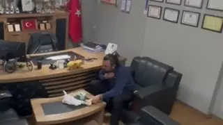 Мъж се спаси от задавяне, използвайки метода на Хаймлих