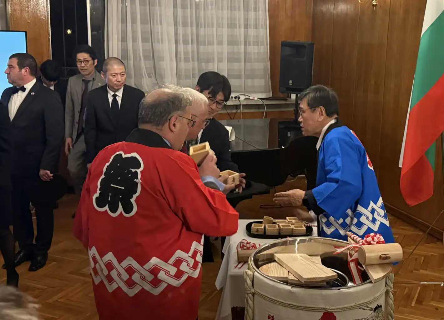 Японският посланик Чикахиса Суми и двама БГ министри изпълниха Kagami Biraki