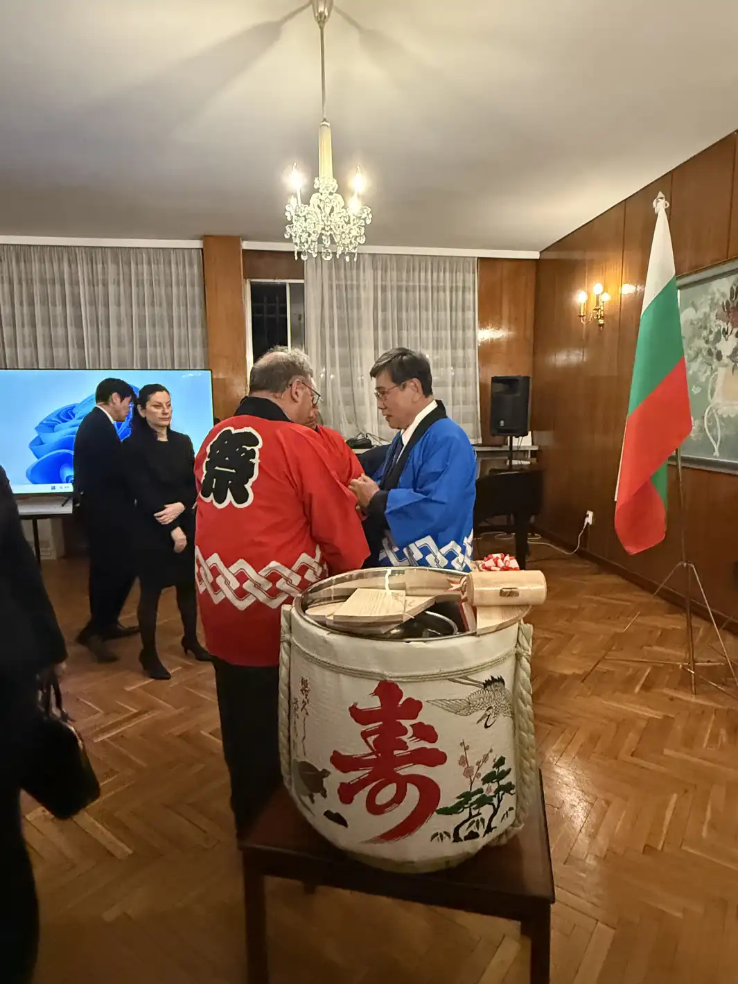 Японският посланик Чикахиса Суми и двама БГ министри изпълниха Kagami Biraki