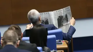 Костадинов чете демонстративно „Российская Газета“ в НС, докато вървяха декларациите за Украйна