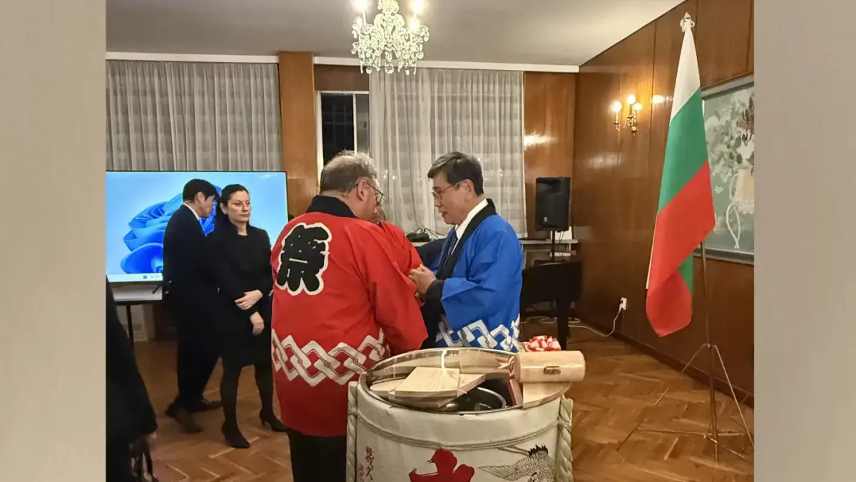 Японският посланик Чикахиса Суми и двама БГ министри изпълниха Kagami Biraki