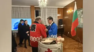 Японският посланик Чикахиса Суми и двама БГ министри изпълниха Kagami Biraki