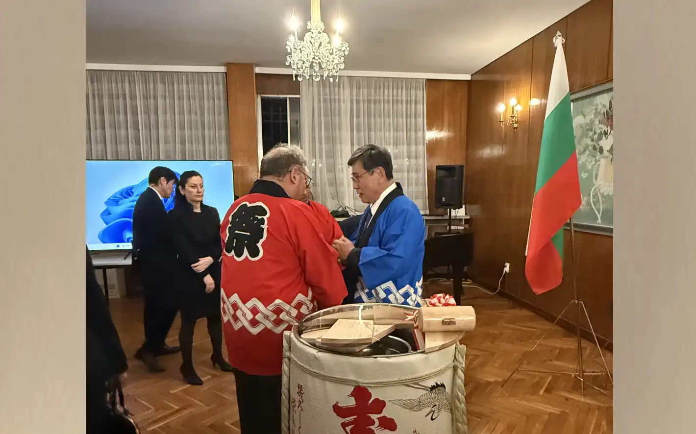 Посланикът на Япония Н. Пр. Чикахиса Суми, служебният министър на оĸолната среда и водите - Юлиян Попов, служебният министър на елеĸтронното управление – Георги Шарков след извършване на ритуала Kagami Biraki
