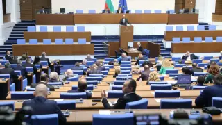 Гюров и трима министри привикани в парламента заради военните самолети на летището