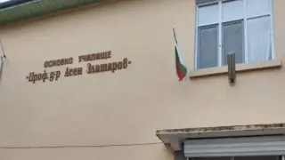 Служителка в кметство блъска учителки и размахва ботуш в коридора на асеновградско училище