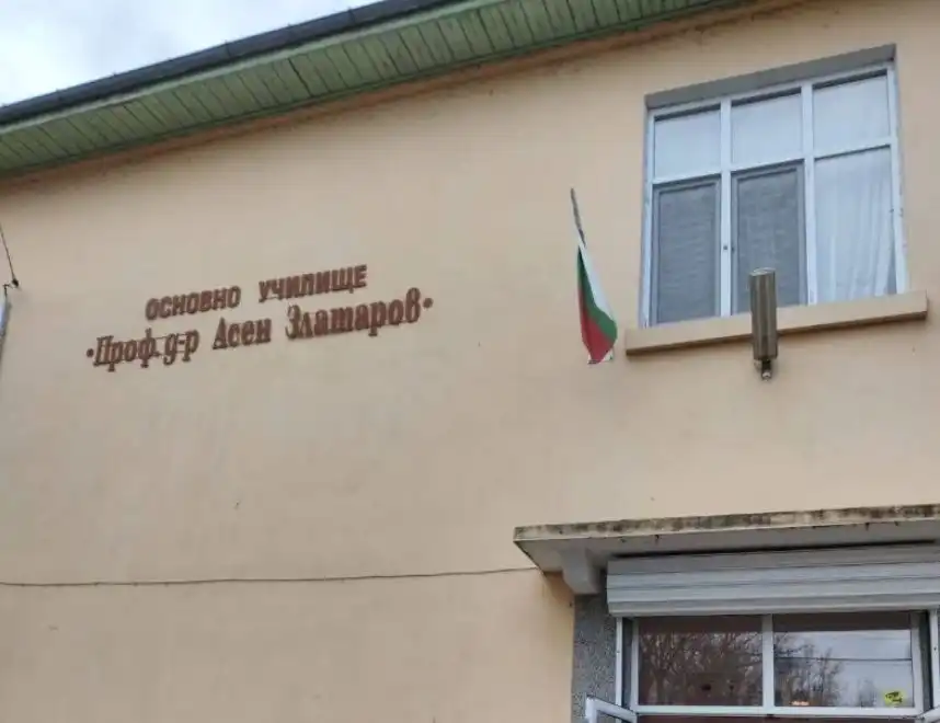Служителка в кметство блъска учителки и размахва ботуш в коридора на асеновградско училище