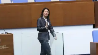 Любовни искри в НС, депутат към Летящата Козила: Радвам се да ви видя така превъзбудена БЛИЦ Live