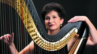 Наша арфистка свири пред три кралици