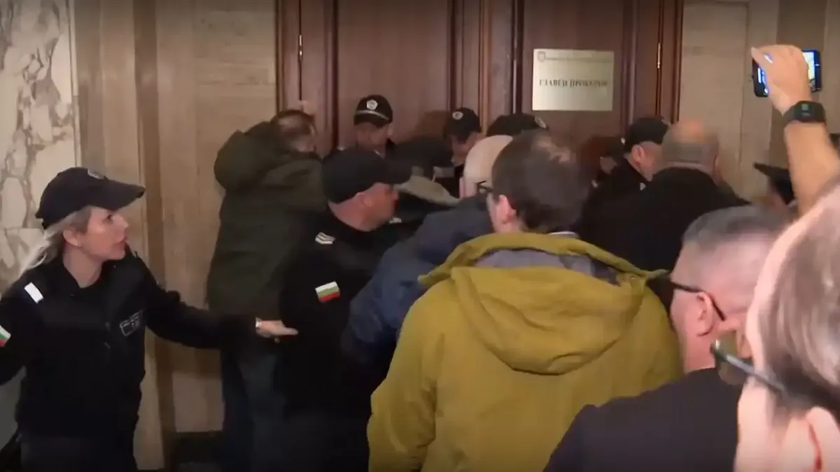 Вандалите и шпицкомандите на ПП-ДБ в сблъсък с полицията пред кабинета на Сарафов