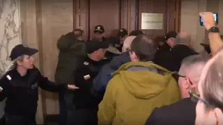 Вандалите и шпицкомандите на ПП-ДБ в сблъсък с полицията пред кабинета на Сарафов