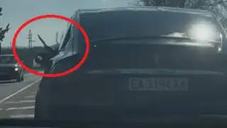 Агресия на пътя Варна-Бургас: Шофьор на Tesla набива спирачки и размахва нож Снимки