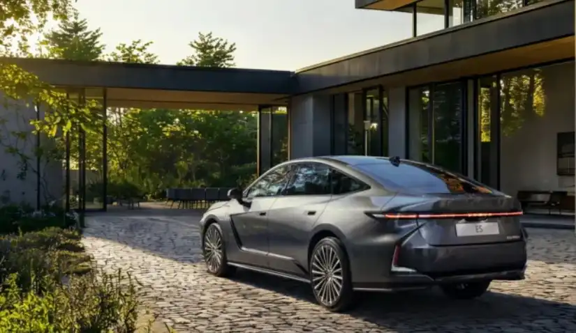 Lexus представи новото седмо поколение на седана ES Снимки
