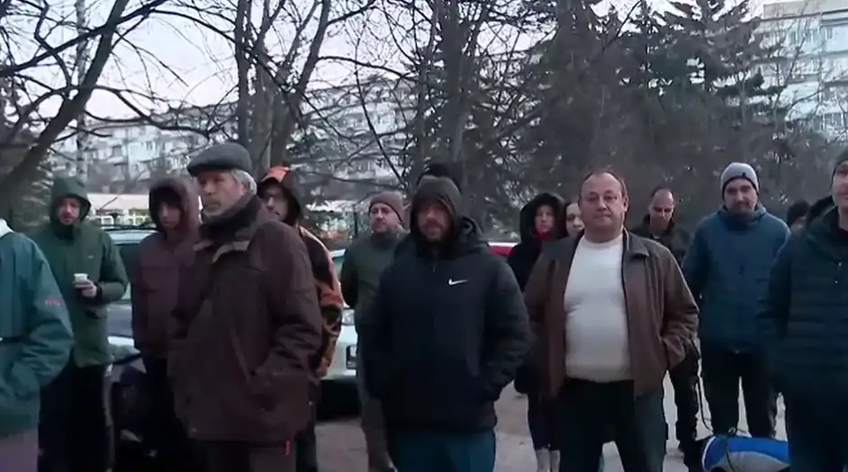 Напрежение в "Мусагеница"! Жители осъмнаха със заплашителни бележки по колите си