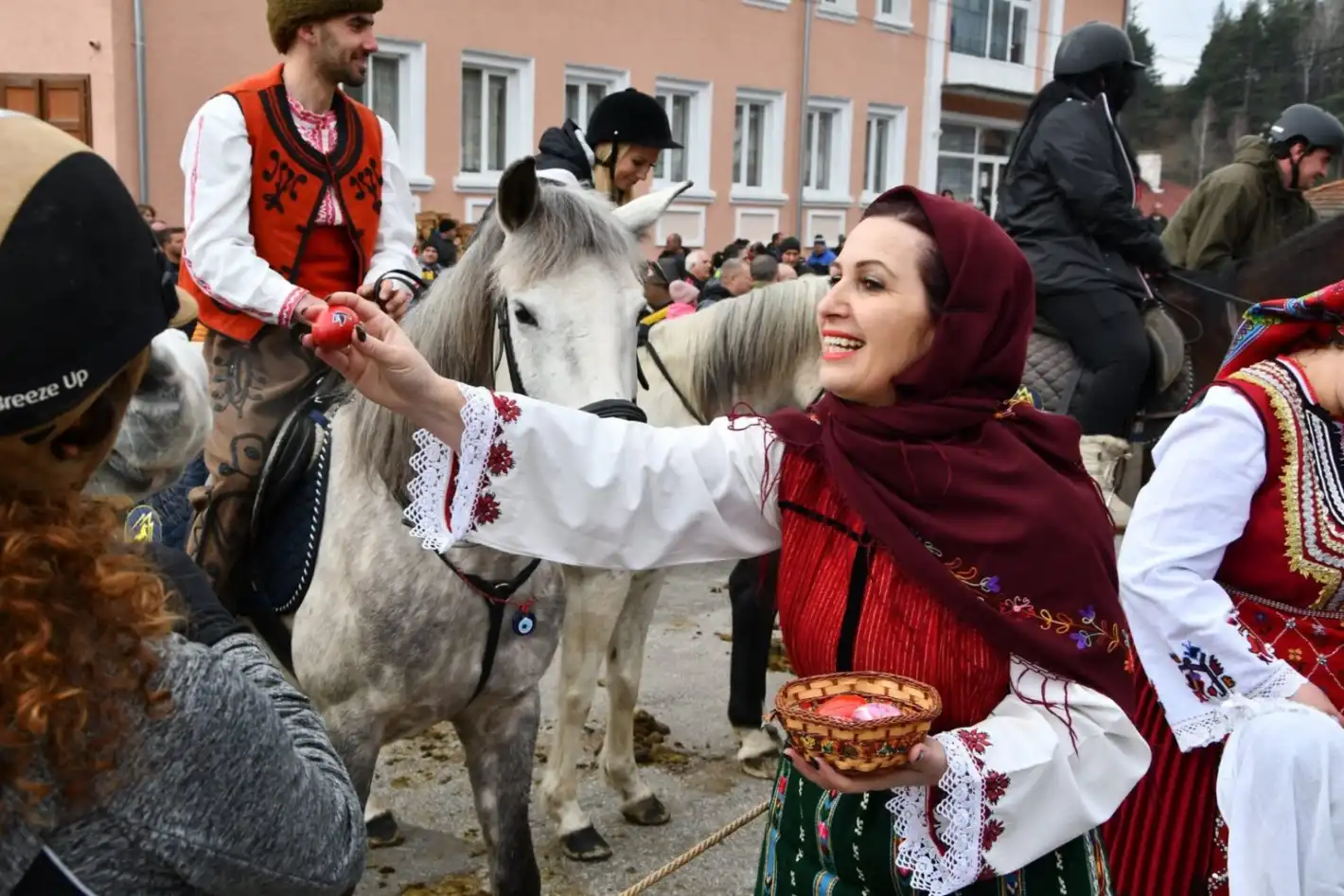 Тодоровден е, а празникът е известен и с имената Тодорова събота, Конски Великден и Тудорица