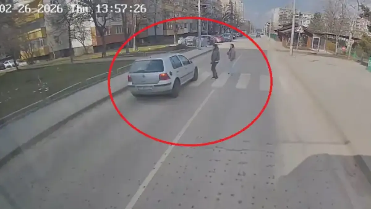 На косъм от трагедия във Враца! Голф мина с бясна скорост пред деца на пешеходна пътека