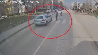 На косъм от трагедия във Враца! Голф мина с бясна скорост пред деца на пешеходна пътека