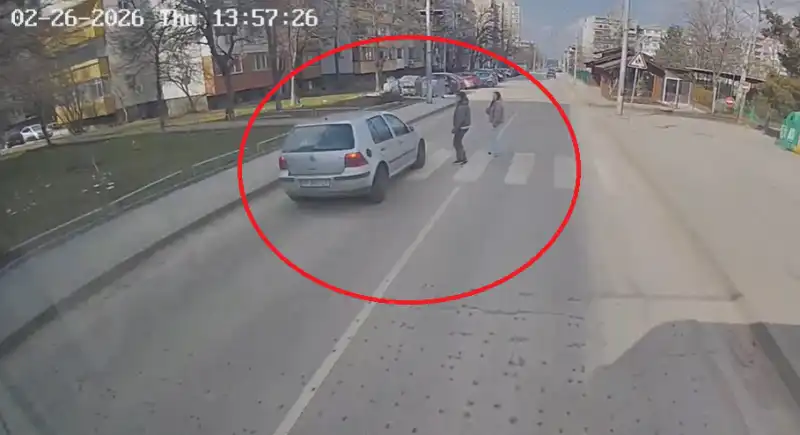 На косъм от трагедия във Враца! Голф мина с бясна скорост пред деца на пешеходна пътека