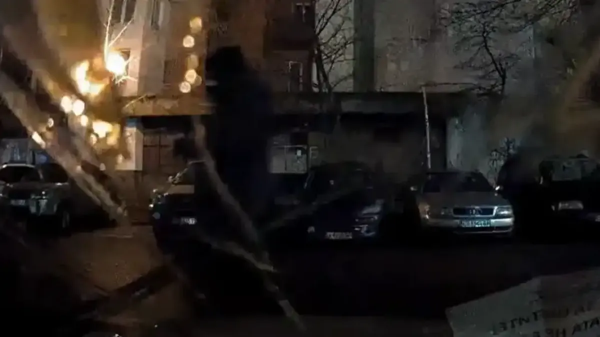 Вандалски набези в столичен квартал, полицията издирва този мъж Снимки
