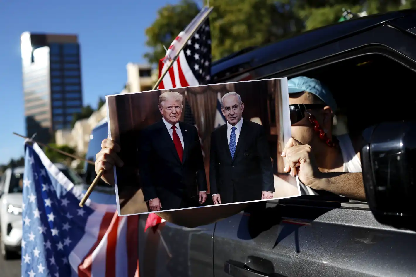 The Washington Post: Телефонни разговори с двама души убедили Тръмп да удари Техеран