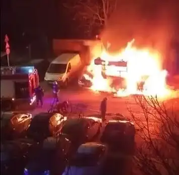 Пожар изпепели два автомобила в столичния квартал „Младост“ 4