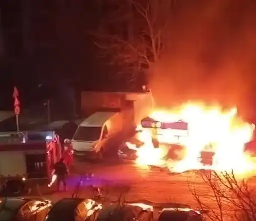 Пожар изпепели два автомобила в столичния квартал „Младост“ 4