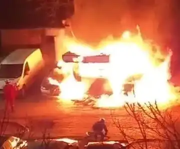 Пожар изпепели два автомобила в столичния квартал „Младост“ 4