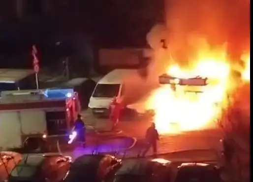 Пожар изпепели два автомобила в столичния квартал „Младост“ 4