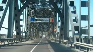 Не е за вярване как румънски полицаи посрещат българките на Дунав мост на 1 март Снимка