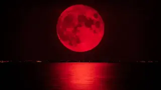 Луната става кървавочервена, ето кога да гледате този спектакъл!