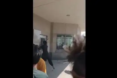 Протести и жертви в Пакистан след смъртта на Хаменей, САЩ със съвет към американците в Оман