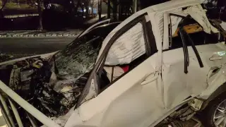 Зрелищен удар в Русе: БМВ помете разделителна ограда, отломки блокираха булеварда Снимки