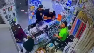 Въоръжени бандити решиха да оберат магазин, но собственикът извади пистолет и след това...