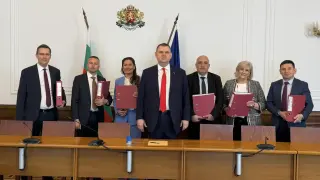 Делян Пеевски, лидер на ДПС и ПГ на ДПС-НОВО НАЧАЛО  и зам.-председателите му регистрираха ДПС за участие в парламентарните избори