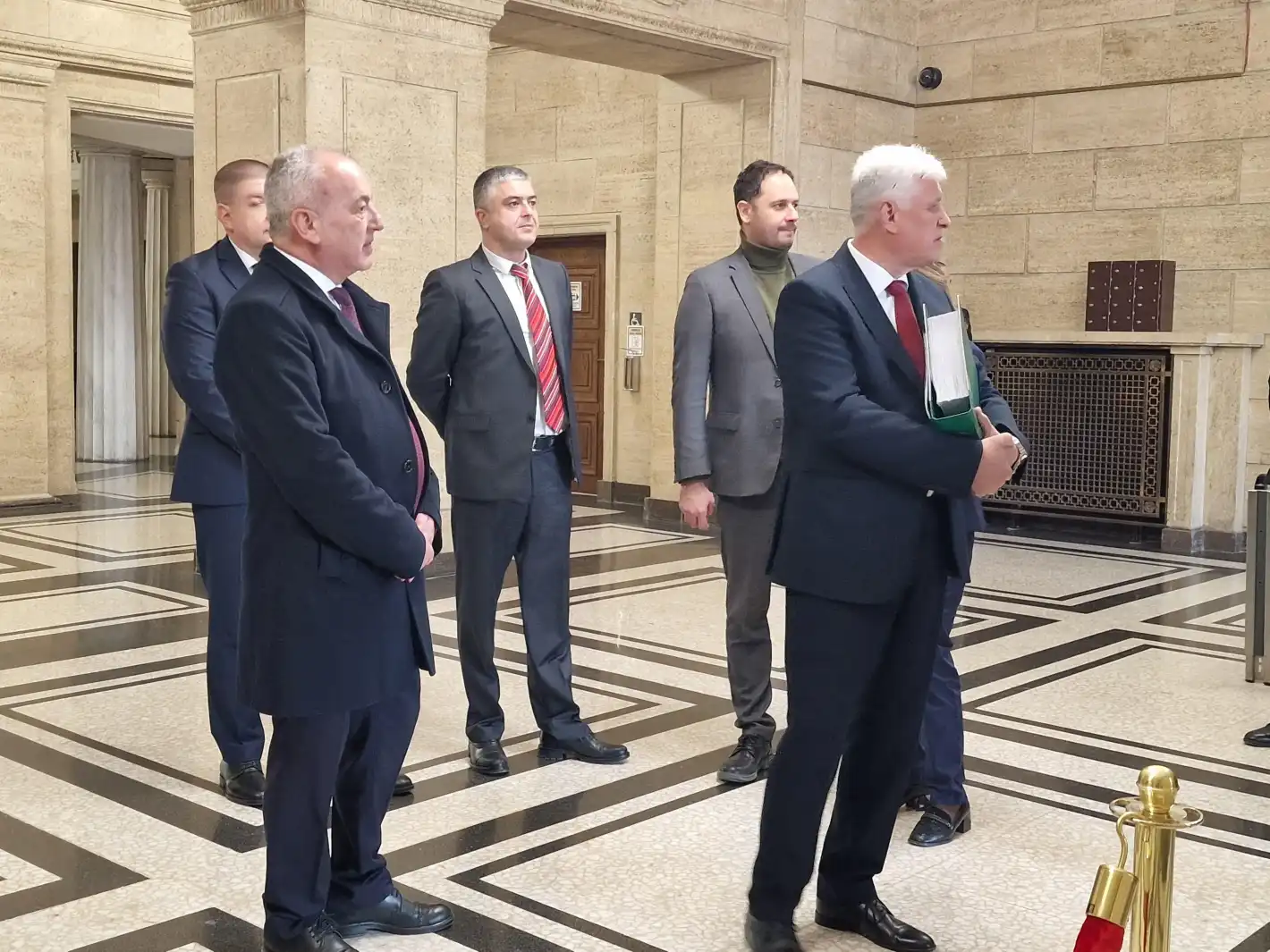 Радев официално на политическия терен, коалицията му се регистрира в ЦИК