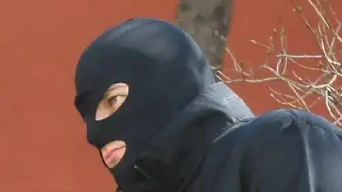 Дръзка кражба в Русе: Апаши в тъмни дрехи „опоскаха“ щанда на мобилен оператор пред очите на клиентите