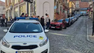 След мола във Варна: Полиция се изсипа и в центъра на Пловдив, евакуират сграда